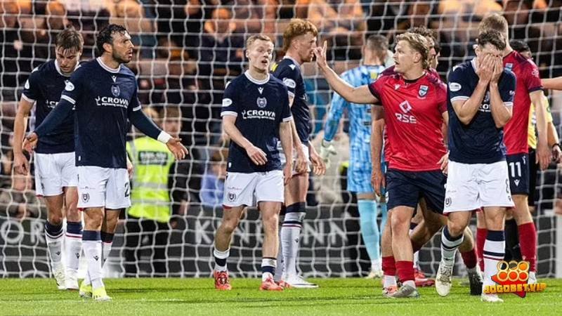 Ronan Hale comemora gol nos acréscimos pelo Ross County – apostas no 888jogobet
